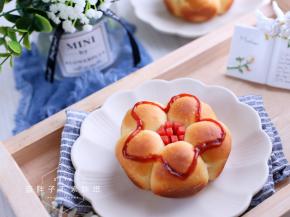 烤好的面包立即脱模，放在烤网上晾凉。