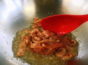 油热后小火滑散里脊肉，炒至变色断生。