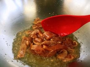 油热后小火滑散里脊肉，炒至变色断生。