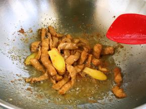 加入几片姜片继续小火炒香炒至肉熟透。