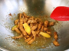 加入几片姜片继续小火炒香炒至肉熟透。