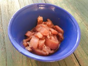 浸泡芦笋时，将里脊肉切约二毫米的厚条，加入腌肉用料，抓匀腌制十分钟。