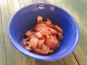 浸泡芦笋时，将里脊肉切约二毫米的厚条，加入腌肉用料，抓匀腌制十分钟。