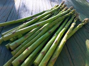 芦笋选购时，尽量选粗一些的，顶部笋花完整的，这种粗短的芦笋食用口感会更加脆嫩鲜香。