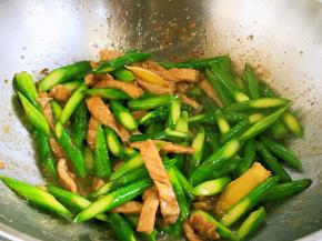 中火翻炒约三四分钟即可出锅。