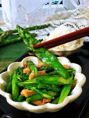 不知道你有没有被鲜嫩的芦笋诱惑到呐？反正我是自己一个人消灭了这一钵，鲜甜脆嫩香极了！