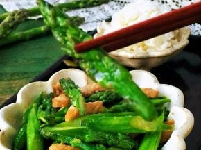 不知道你有没有被鲜嫩的芦笋诱惑到呐？反正我是自己一个人消灭了这一钵，鲜甜脆嫩香极了！