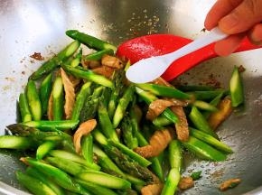 即可加盐，盐可以使芦笋保持翠绿的色泽。