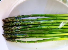 冲洗干净泥土，尤其是笋花的部分用流水冲洗干净，以免花的缝隙里有细细地泥土，然后淡盐水浸泡十五分钟，再冲一遍清水。