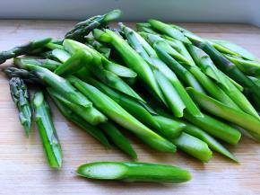 芦笋切斜刀段。