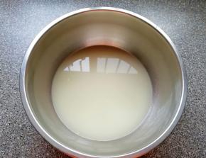 盆里倒入温水，加入发酵粉、泡打粉和糖混合均匀。