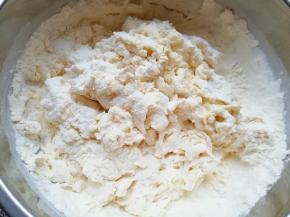 用筷子挑拌成絮状。