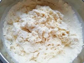 用筷子挑拌成絮状。