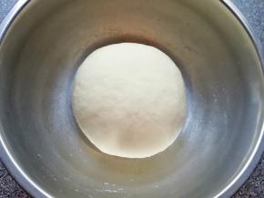 揉成光滑的面团，盖上保鲜膜发酵至两倍大。