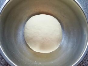 揉成光滑的面团，盖上保鲜膜发酵至两倍大。