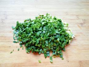 韭菜洗干净沥干水分切碎。