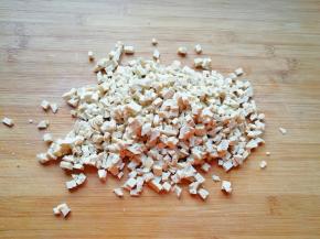 老豆腐上锅蒸10分钟取出晾凉切成小丁。