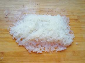 粉条提前泡发沥干水分切碎。