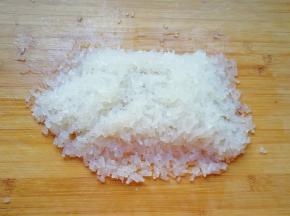 粉条提前泡发沥干水分切碎。