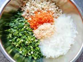 准备好的馅料食材全部放入盆里。