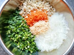 准备好的馅料食材全部放入盆里。