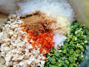 放盐、鸡精、酱油、十三香和香油搅拌均匀。