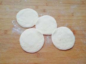 擀成中间稍厚边缘薄的包子皮。