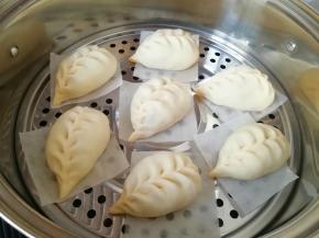 蒸锅内放水，篦子上铺上油纸，放上做好的包子生胚，盖上锅盖二次发酵15分钟左右，凉水上锅，上汽后大火蒸12分钟关火，焖5分钟左右。