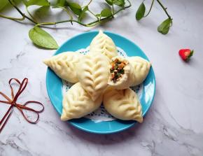 掰开一个看看里面，皮薄馅大的素包子，超级好吃。