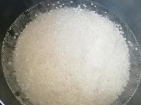 不粘锅放足够多的水烧开，下入小西米。