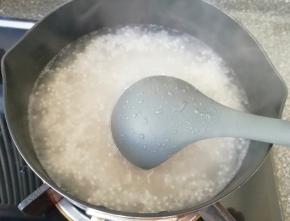 再次烧开以后转中小火煮，中间用勺子不时的搅动一下。