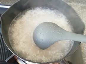 再次烧开以后转中小火煮，中间用勺子不时的搅动一下。