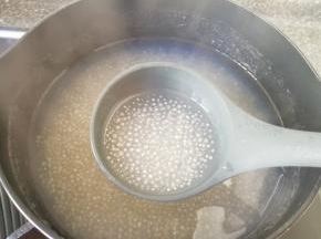 大概需要15分钟左右，小西米煮至中间还有一点白芯的时候关火，盖上锅盖焖12分钟。