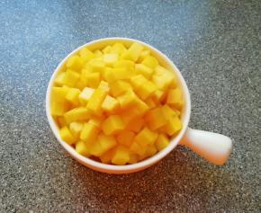 大芒果去皮去核切成小块备用。