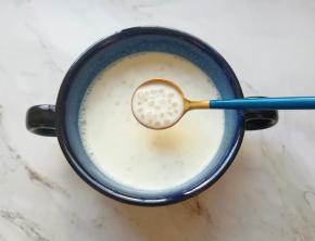 将小西米放入碗里，加入牛奶搅拌均匀。