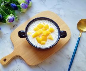 放入芒果果肉，牛奶芒果西米露就做好了。