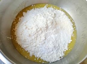 加入混合好的低筋面粉、泡打粉和苏打粉。