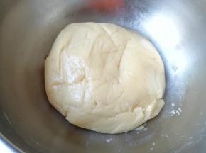 用硅胶刮刀翻拌成团。