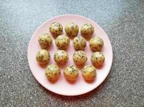 分成20g一份搓圆。 