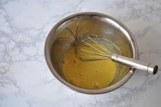 在蛋黄中先加入13克的糖搅拌到溶解的状态，然后再加入20克牛奶和20玉米油至溶解，至蛋黄糊细腻状态。