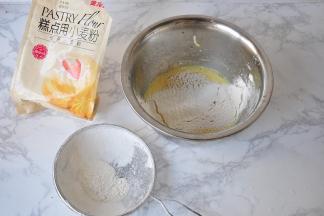 将低粉过筛入蛋黄糊中，用手动打蛋器搅拌至粉末消失即可。注意要选用低筋面粉，这样在搅拌时才不容易起筋。拌面粉是要注意手法，不要来回晃，要顺时针方法拌匀。