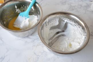 将蛋白霜和蛋黄糊混合，先取三分之一的蛋白放入蛋黄糊中拌匀，然后再将拌好的蛋黄糊回倒入蛋白盆中。要用刮刀捞起底部的面糊，从下往上翻拌均匀。