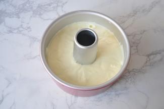 倒面糊时最好离模具约20cm高，将拌好的面糊倒入模具，轻震出模具中的大泡。我用的是六寸中空模，如果想做八寸的，就把所用食材那乘2。