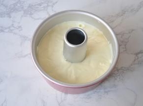 倒面糊时最好离模具约20cm高，将拌好的面糊倒入模具，轻震出模具中的大泡。我用的是六寸中空模，如果想做八寸的，就把所用食材那乘2。