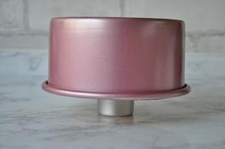 将烤箱中的温度调至150℃烘烤50分钟。出炉后轻摔一下，立即倒扣。这样可以防止蛋糕塌陷。蛋糕在烤箱里烤制时，会经历涨高，开裂，回落等过程。用手拍一下蛋糕表皮，如果感觉不到蛋糕晃动，没有明显沙沙声而且有弹性，就证明蛋糕烤好了。不熟的蛋糕出炉后塌。