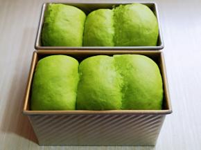 取出发酵好的吐司胚，发的有点高哈～