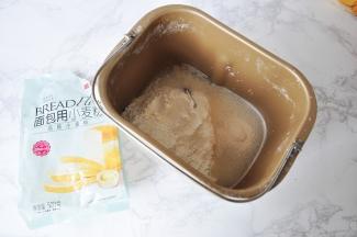 将除了黄油和橙皮的其他食材放进面包机。注意先放液体部分，然后再放面粉，盐和糖要放在对角。如果没有面包机，可以用厨师机，或者手揉。面团的量不大，手揉完全可以。