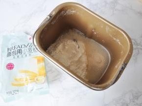 将除了黄油和橙皮的其他食材放进面包机。注意先放液体部分，然后再放面粉，盐和糖要放在对角。如果没有面包机，可以用厨师机，或者手揉。面团的量不大，手揉完全可以。