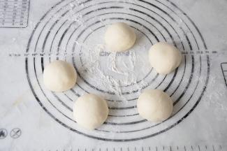 将揉面的面团分成5份，您可以分成6或者其它份，这个请根据自已的喜好来定。整形至面团光滑后松驰15分钟。