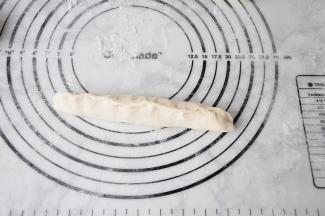 从一侧开始卷起，最后捏紧收口。